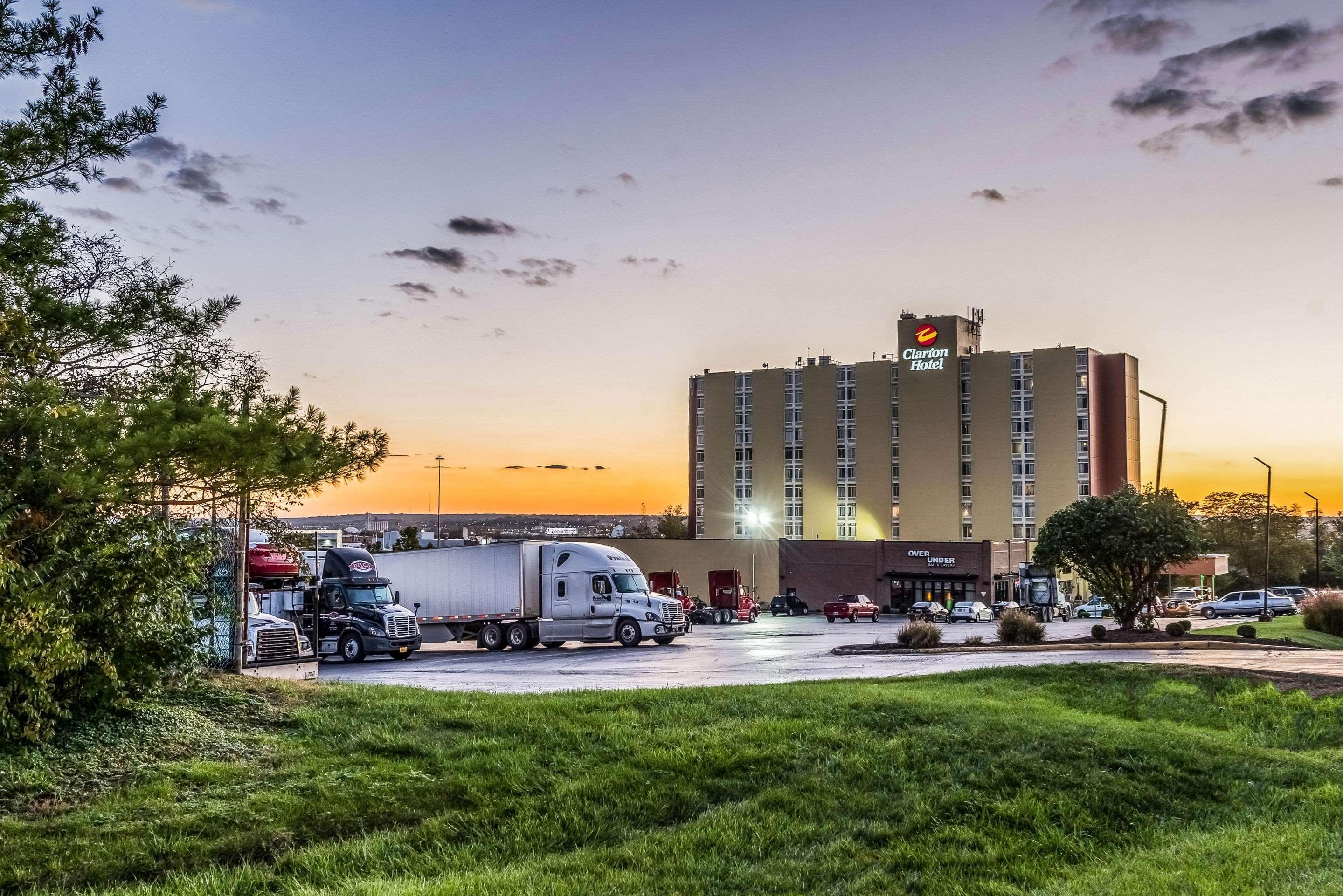 Clarion Hotel Cincinnati North Шаронвилл Экстерьер фото