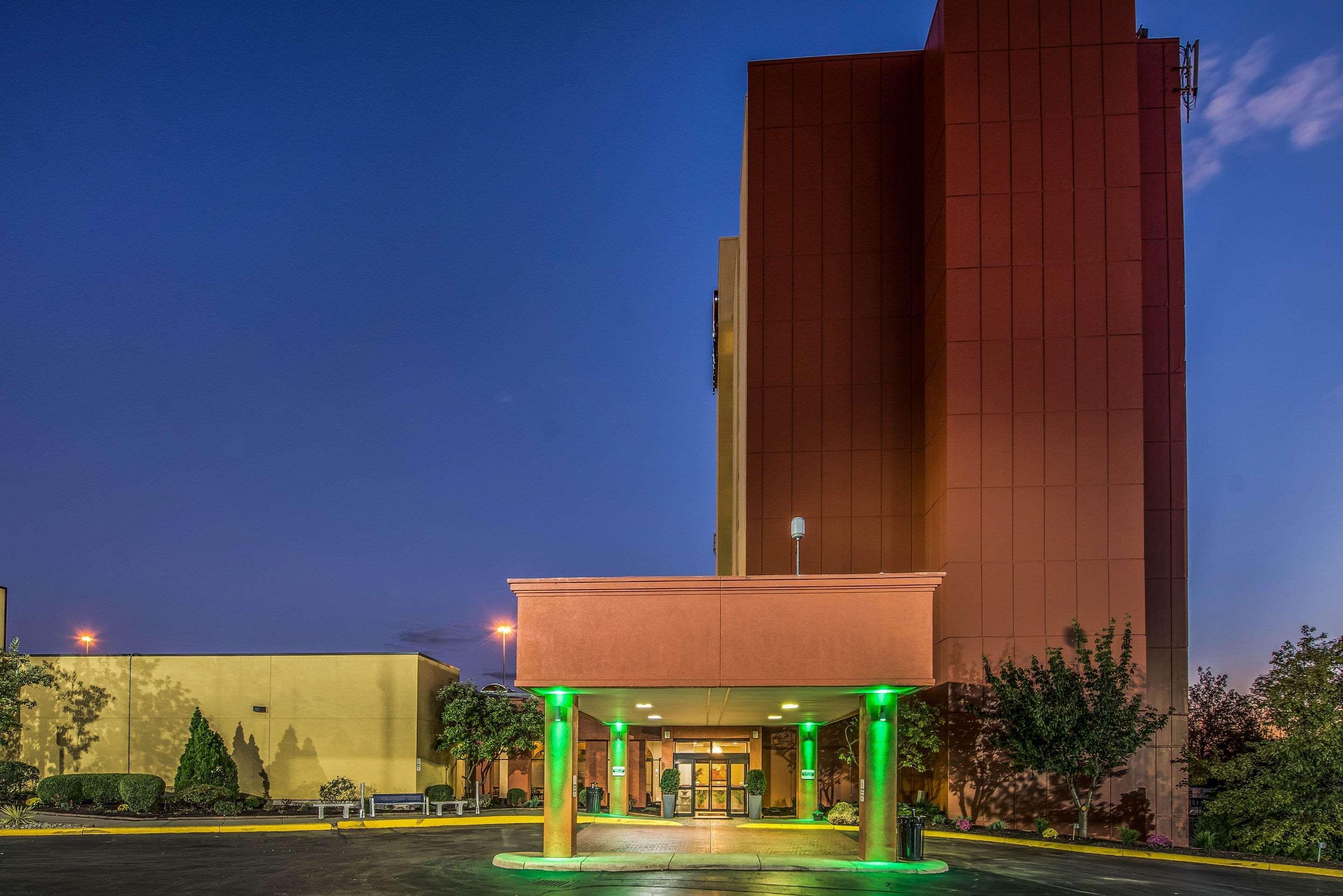 Clarion Hotel Cincinnati North Шаронвилл Экстерьер фото